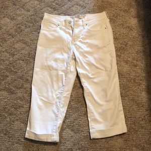 White Levi’s Capris size 4 Euc make an offer